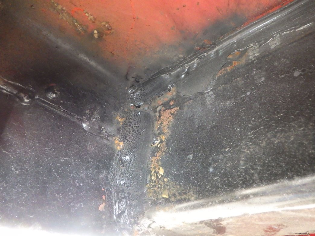 ボディー後方の運転席側ネタの一部に穴があります。|UDトラックス クオン 2PG-CD5CLの写真45
