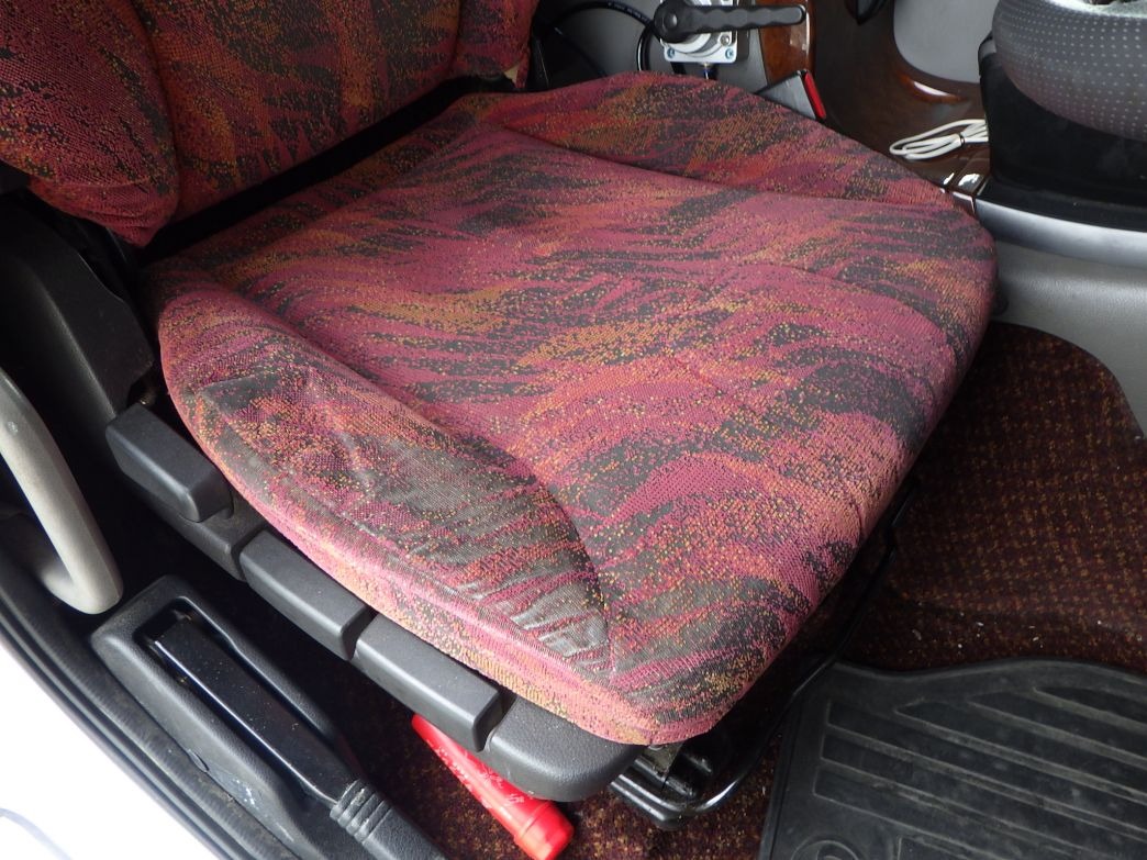 運転席座面にヘタリがあります。|UDトラックス クオン 2PG-CD5CLの写真50