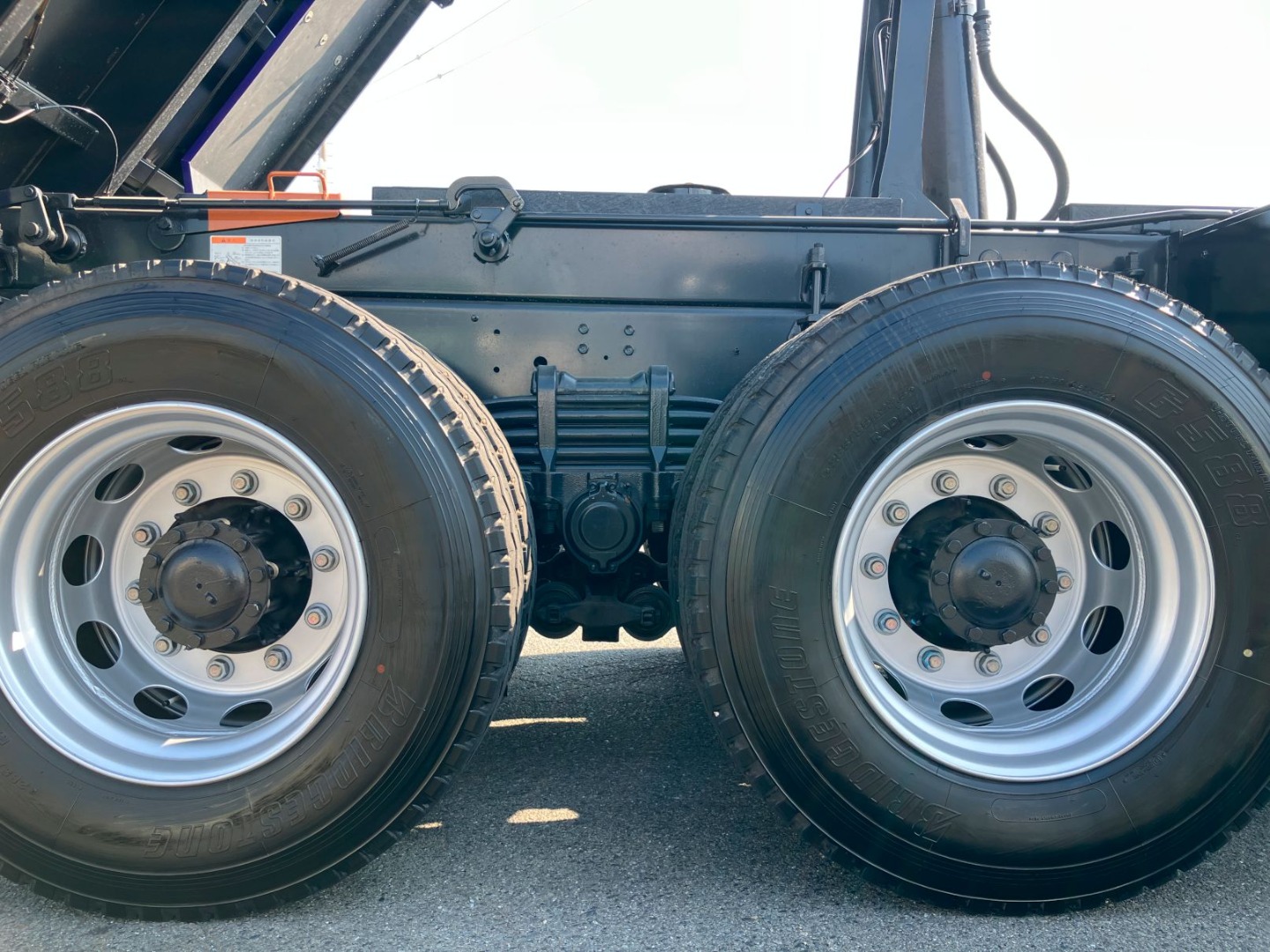 タイヤ間の状態です。|いすゞ ギガ 2RG-CXZ77DTの写真6