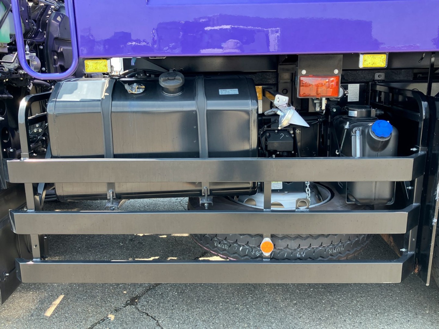 燃料タンクは300Lです。|いすゞ ギガ 2RG-CXZ77DTの写真25