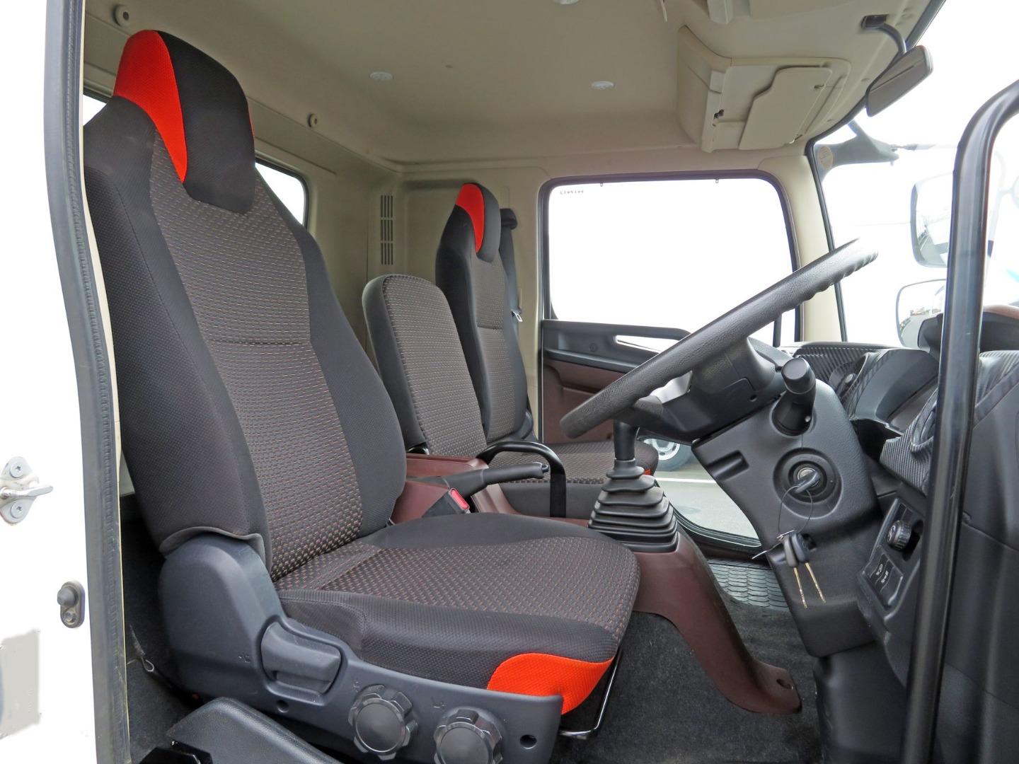 乗車定員は3名です。|日野 レンジャー 2PG-FD2ABA(2WD)の写真6