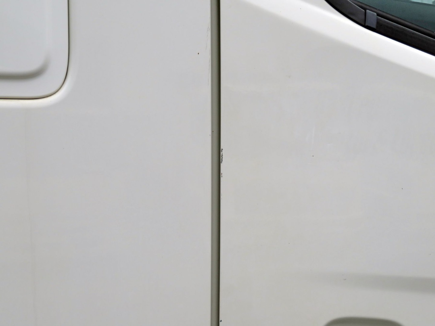 運転席ドアの端に細かいキズがあります。|日野 レンジャー 2PG-FD2ABA(2WD)の写真18
