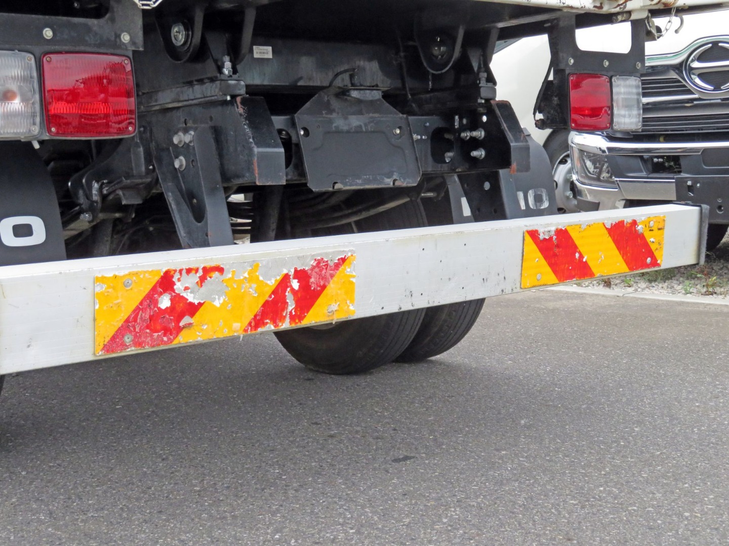 反射板が破れています。|日野 レンジャー 2PG-FD2ABA(2WD)の写真29