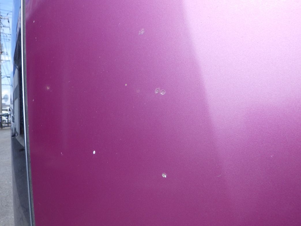 フロントパネルに飛び石キズがあります。|三菱 スーパーグレート QKG-FV50VXの写真25