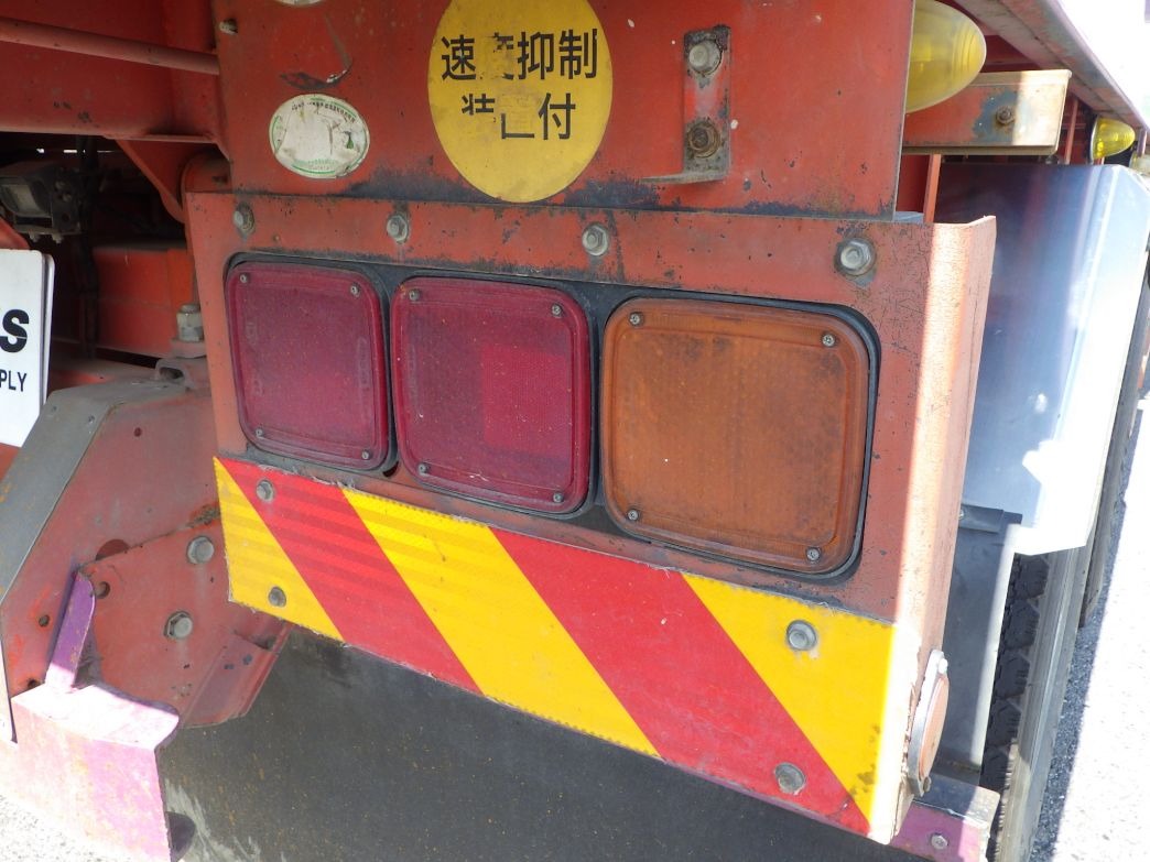 左右のテールブラケットにサビがあります。|三菱 スーパーグレート QKG-FV50VXの写真41