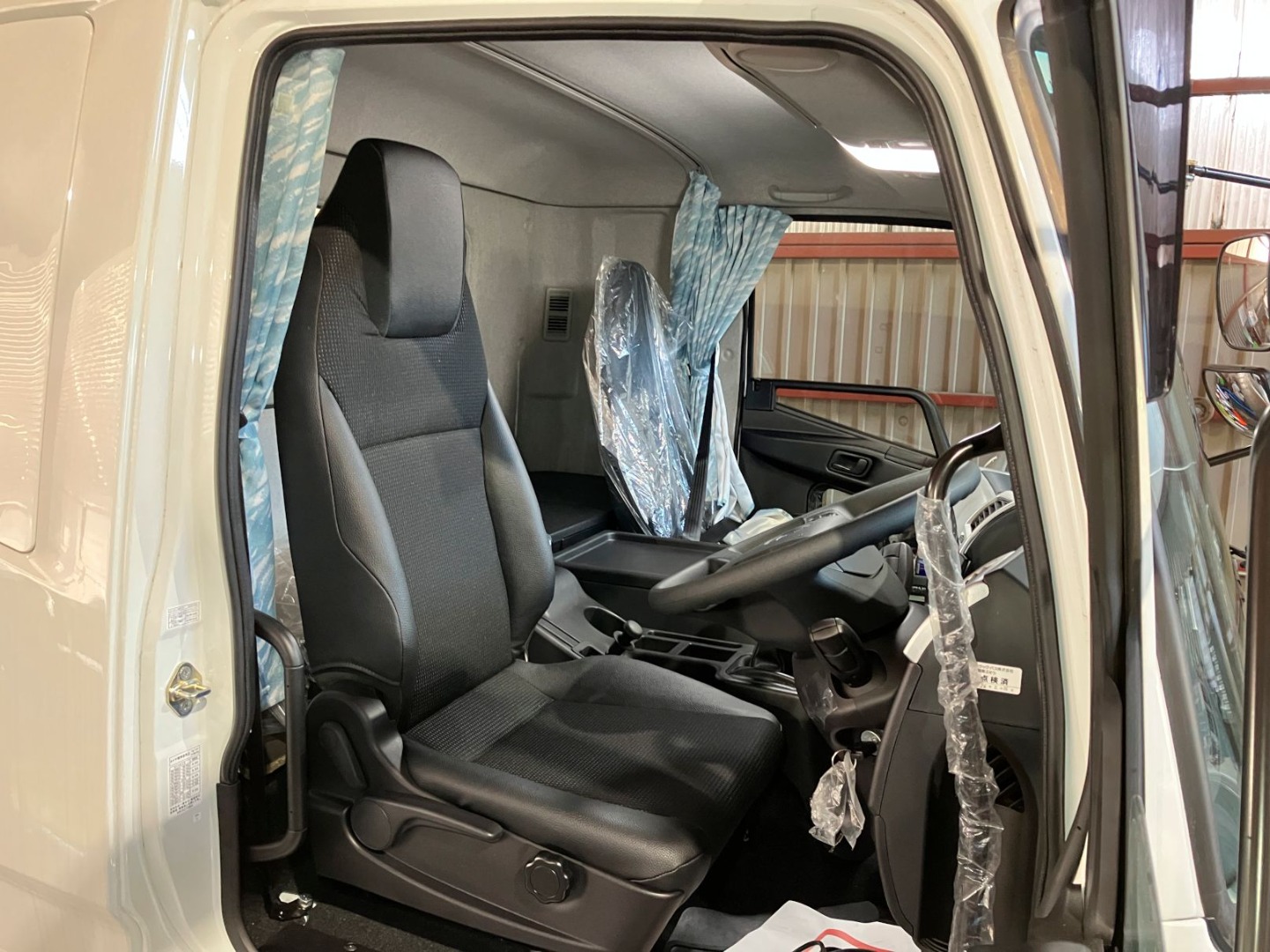 乗車定員は2名です。|三菱 ファイター 2KG-FK62F(2WD)の写真5