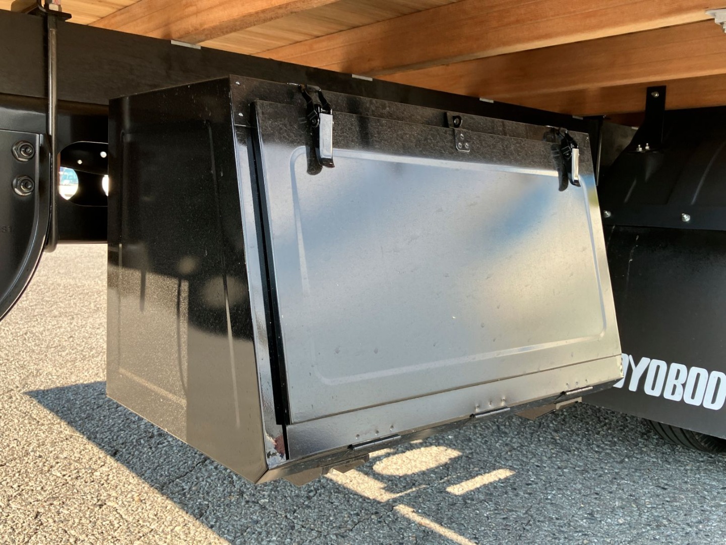 工具箱は鉄製です。|三菱 ファイター 2KG-FK62F(2WD)の写真13