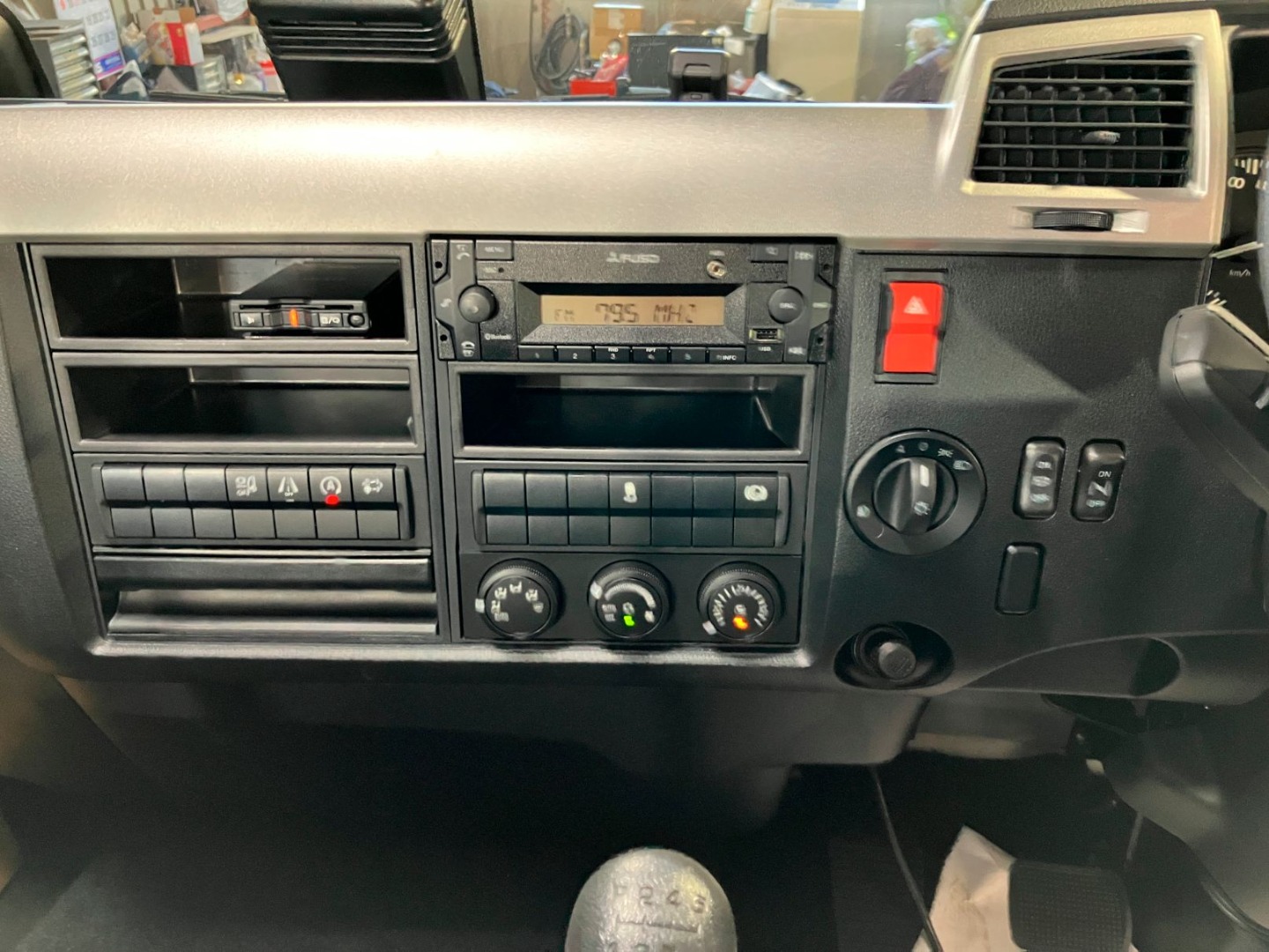 スイッチ類です。|三菱 ファイター 2KG-FK62F(2WD)の写真17