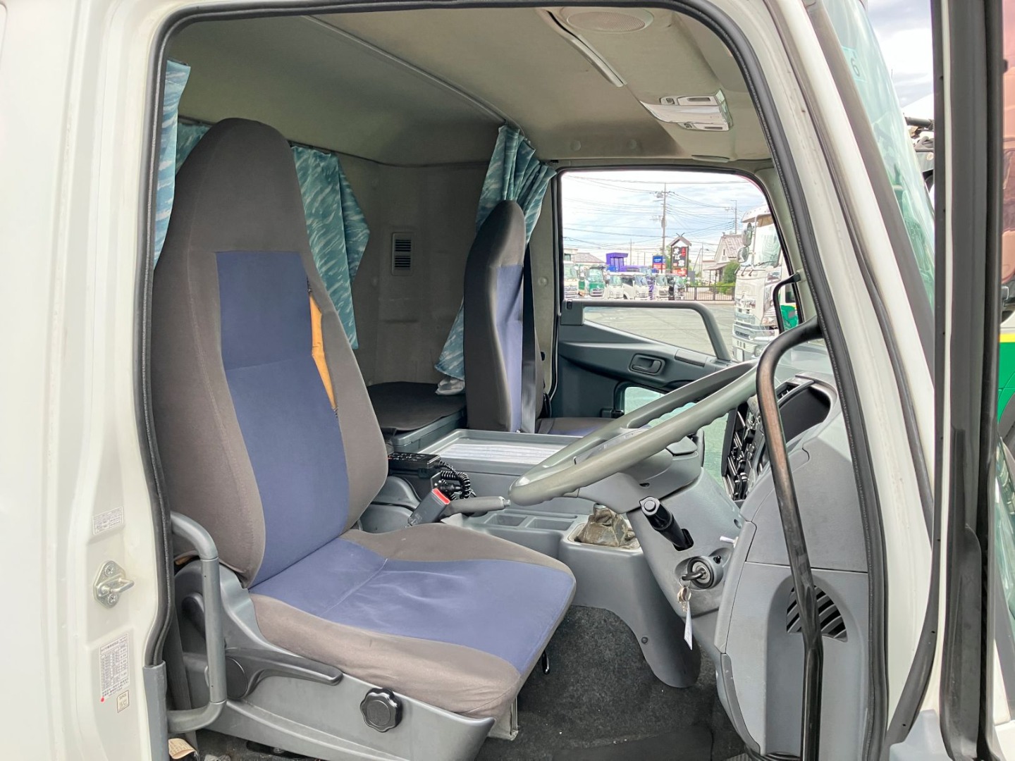 乗車定員は2名です。運転席にヘタリ・背面に破れがあります|三菱 ファイター TKG-FK64F(2WD)の写真5