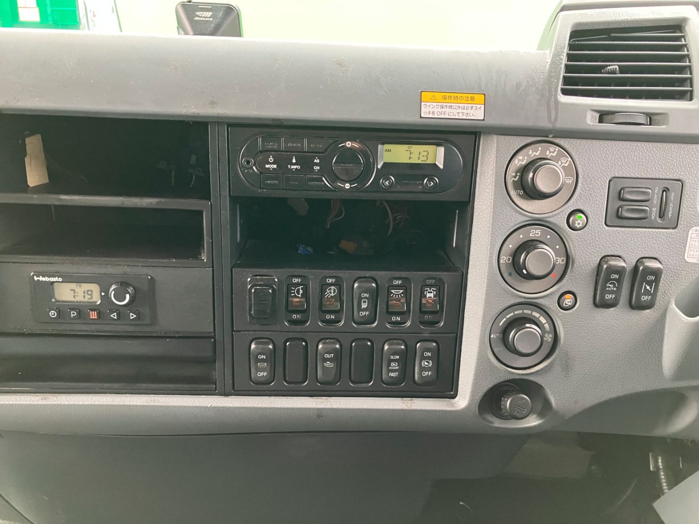 スイッチ類です。|三菱 ファイター TKG-FK64F(2WD)の写真24