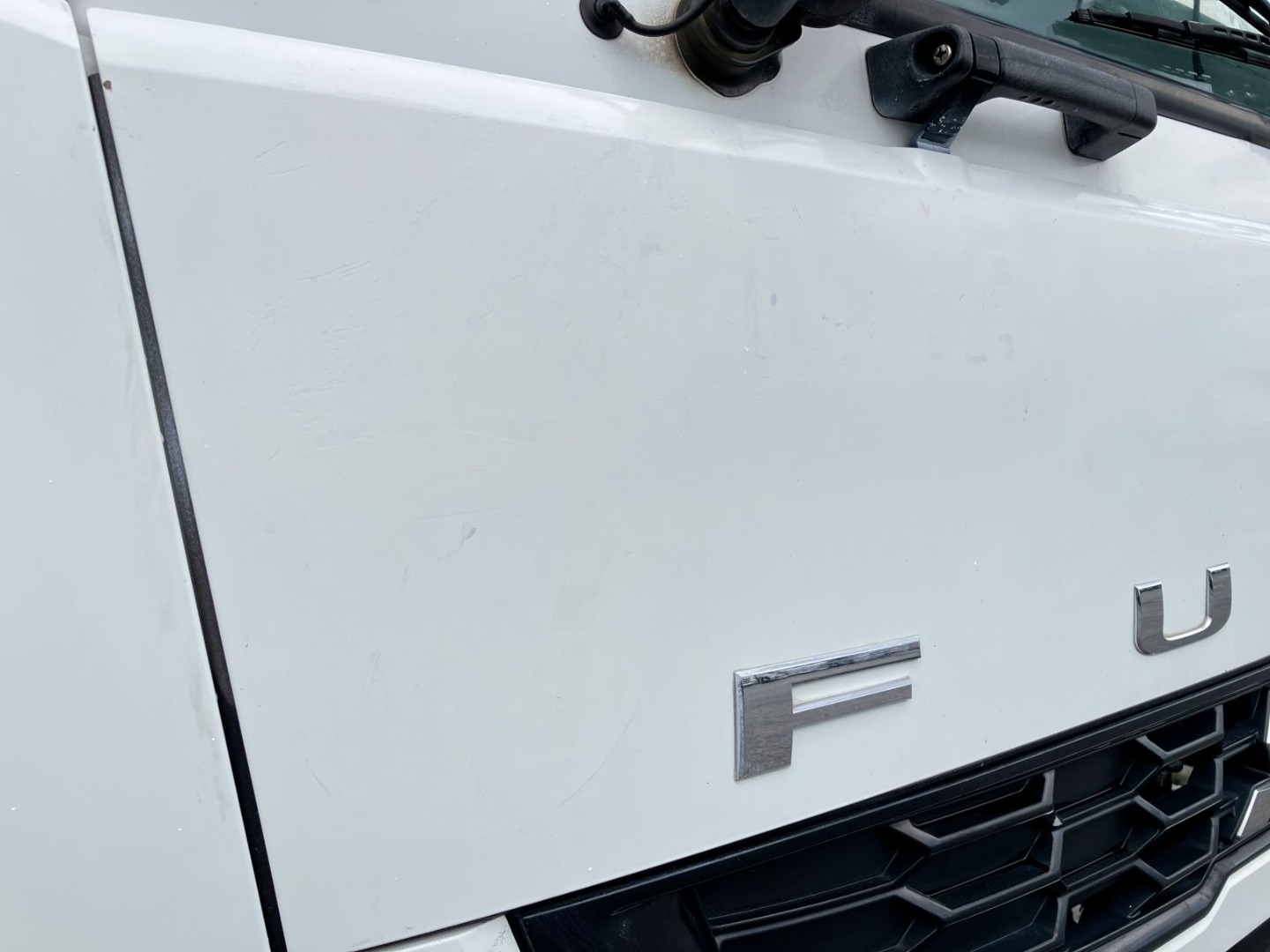 運転席側フロントパネルに看板消し部分塗装跡があります。|三菱 ファイター TKG-FK64F(2WD)の写真41