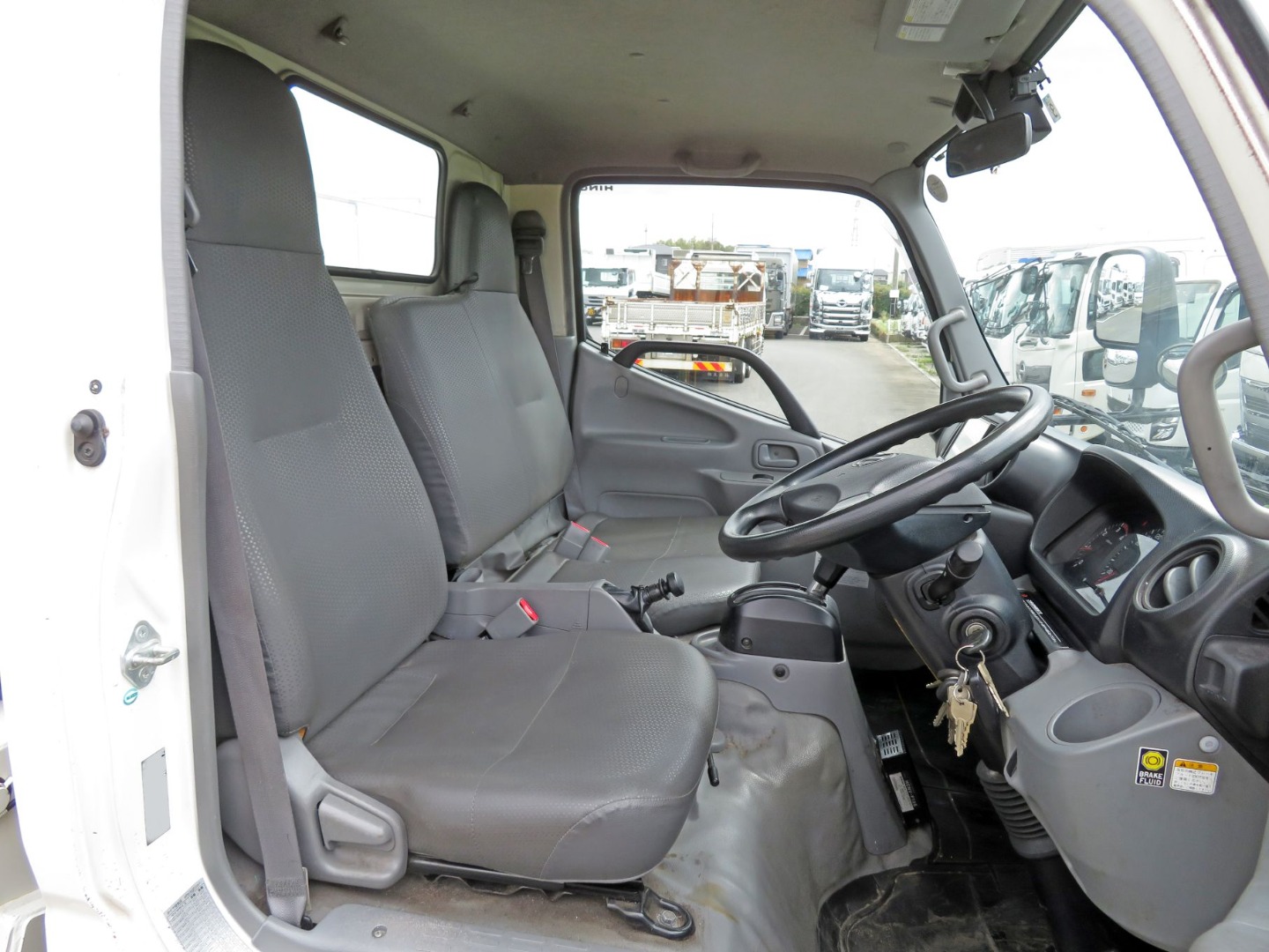 乗車定員は3名です。|日野 デュトロ TPG-XZU600X(2WD)の写真6