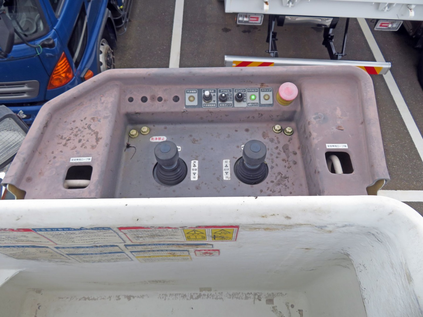 バケット内の操作レバー及びスイッチです。(バケットは首振り機能付きです)|日野 デュトロ TPG-XZU600X(2WD)の写真8