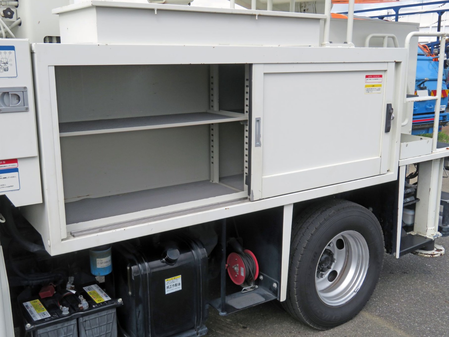 物入れが付いています。(運転席側も同様です)|日野 デュトロ TPG-XZU600X(2WD)の写真15