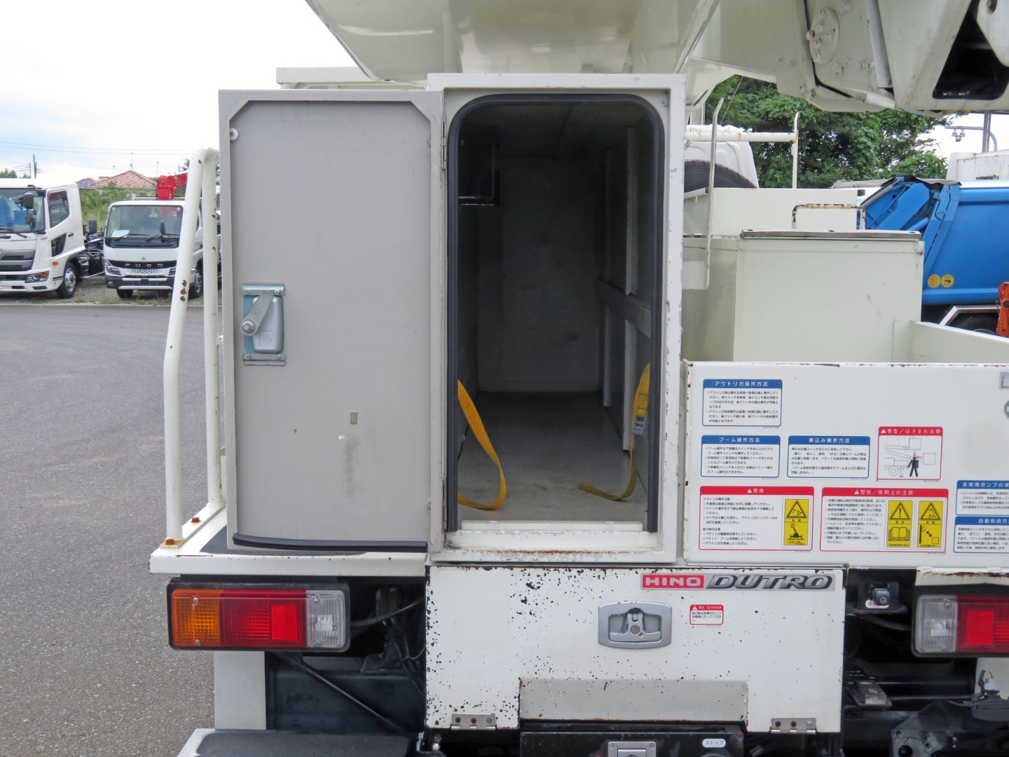 後部に物入れが付いています。|日野 デュトロ TPG-XZU600X(2WD)の写真17