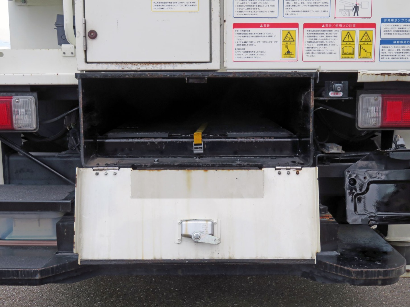 後部に物入れが付いています。|日野 デュトロ TPG-XZU600X(2WD)の写真18