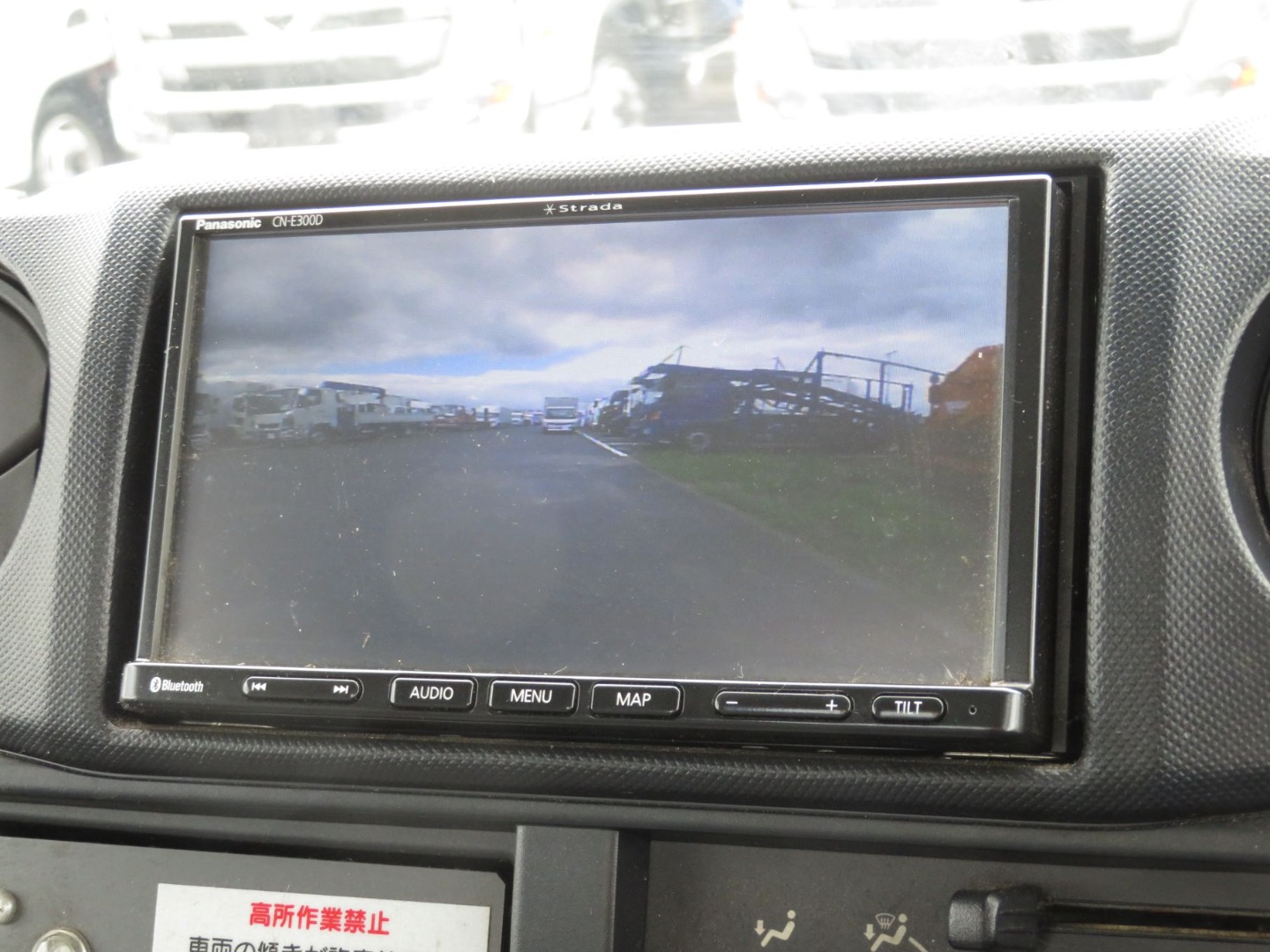 バックカメラの映像に切り替えた状態です。|日野 デュトロ TPG-XZU600X(2WD)の写真25