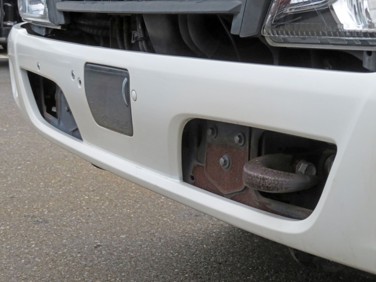 フロントバンパーのステーにサビがあります。|日野 デュトロ TPG-XZU600X(2WD)の写真32