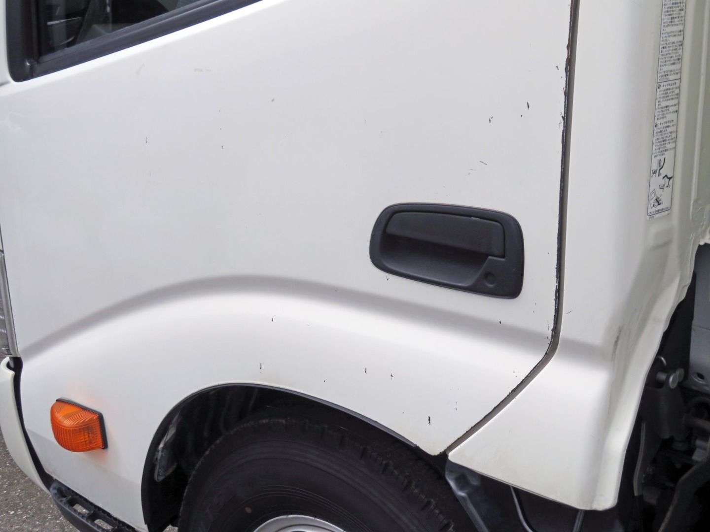 助手席ドア各所にキズがあります。|日野 デュトロ TPG-XZU600X(2WD)の写真34