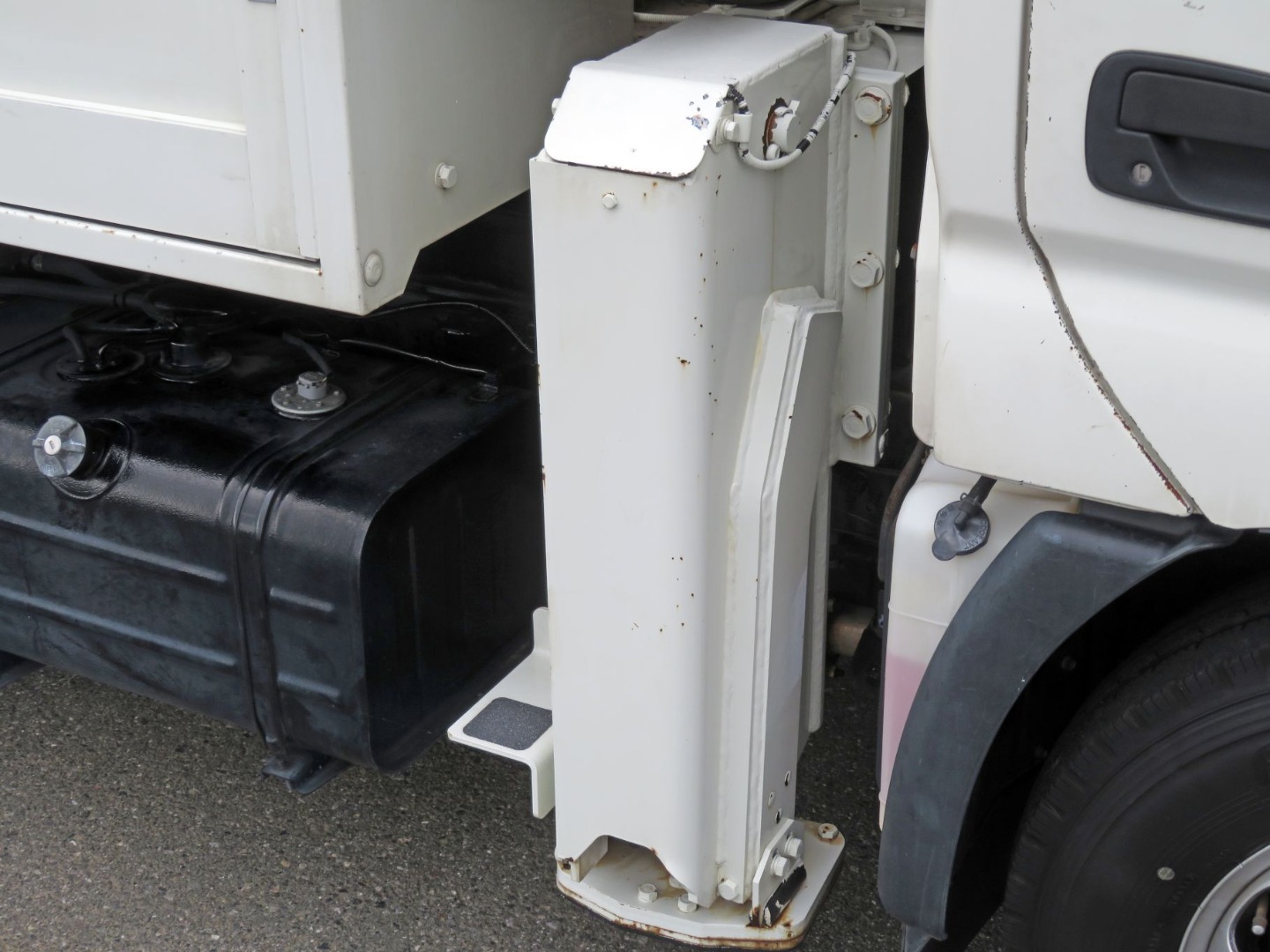 運転席側アウトリガーに細かいキズ・サビがあります。(助手席側も同様です)|日野 デュトロ TPG-XZU600X(2WD)の写真39