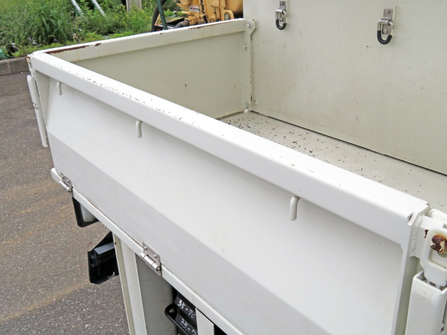 運転席側後方のあおり上部に細かいサビがあります。|日野 デュトロ TPG-XZU600X(2WD)の写真40