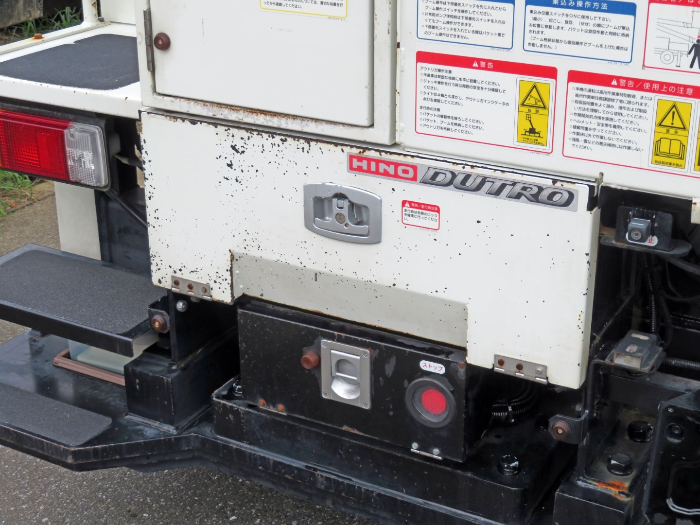物入れの蓋にキズがあります。|日野 デュトロ TPG-XZU600X(2WD)の写真43