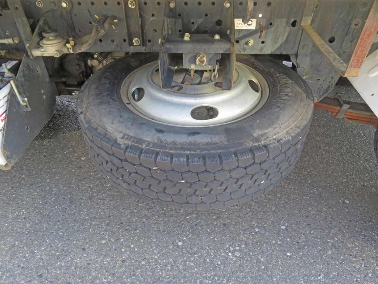 スペアタイヤ付きです。|いすゞ エルフ TPG-NJR85AN(2WD)の写真14