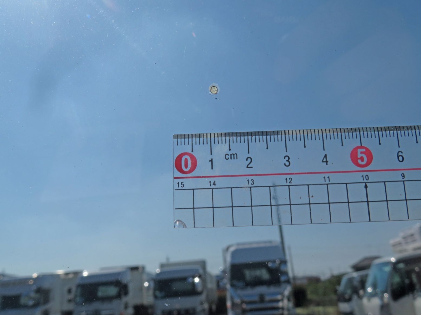 フロントガラスに飛び石跡あります。(リペア補修されています)|いすゞ エルフ TPG-NJR85AN(2WD)の写真16