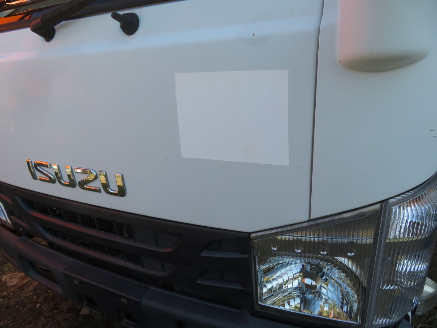 フロントパネルに看板塗跡があります。|いすゞ エルフ TPG-NJR85AN(2WD)の写真20