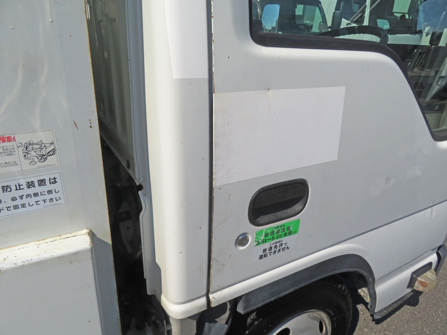 運転席ドアの端にキズ・軽いサビがあります。(運転席ドア及びクォーターパネルに看板隠し塗装がされています)|いすゞ エルフ TPG-NJR85AN(2WD)の写真23