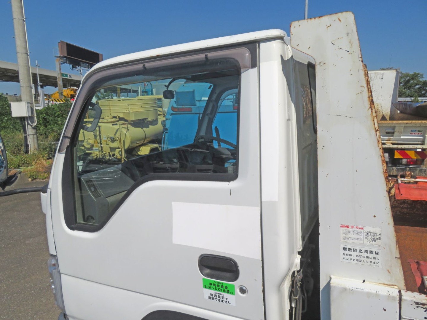 助手席側ドアに軽いキズ・少しサビ・看板塗り跡があります。|いすゞ エルフ TPG-NJR85AN(2WD)の写真26
