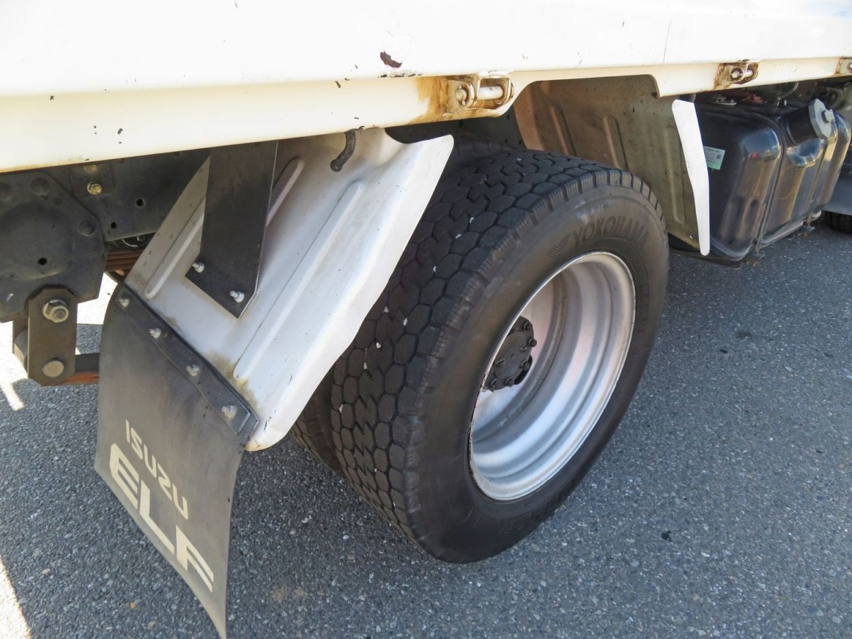 運転席側リアフェンダーに軽い歪み・ハケ塗り跡があります。|いすゞ エルフ TPG-NJR85AN(2WD)の写真33