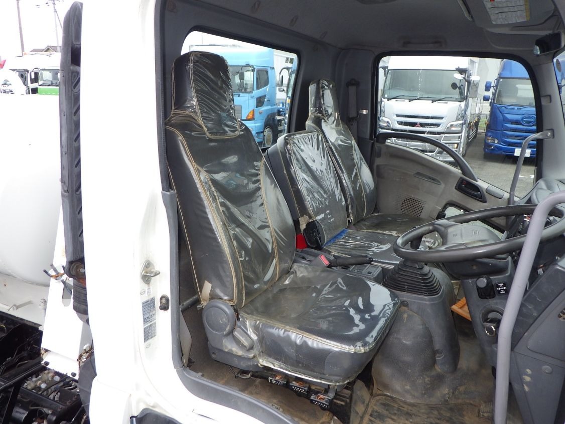 乗車定員は3名です。|いすゞ フォワード PKG-FRR90S1(2WD)の写真6