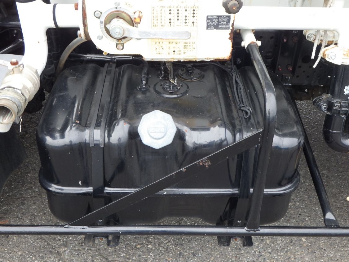 燃料タンクは100Lです。|いすゞ フォワード PKG-FRR90S1(2WD)の写真19