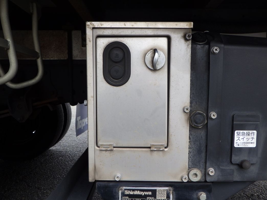 ゲートの操作スイッチです。|日野 レンジャー 2KG-FC2ABA(2WD)の写真15