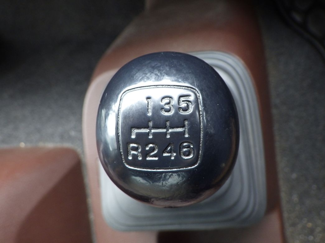 MT6速です。|日野 レンジャー 2KG-FC2ABA(2WD)の写真24