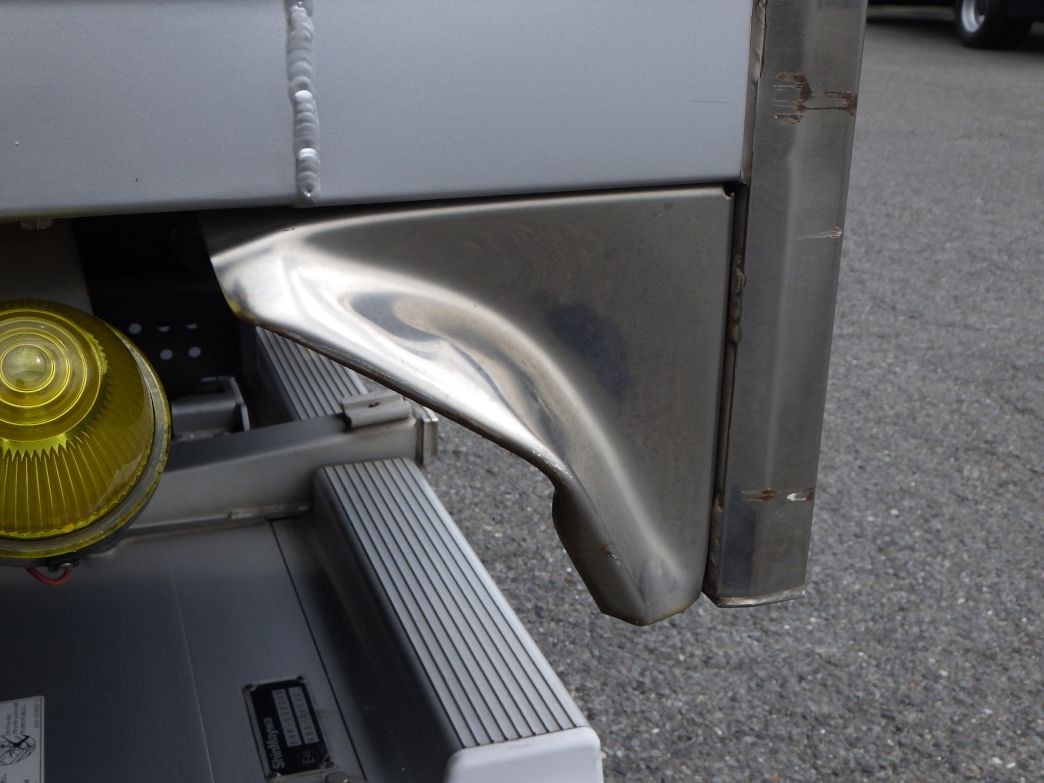 ボディー後方の助手席側カバーに曲がりがあります。|日野 レンジャー 2KG-FC2ABA(2WD)の写真35