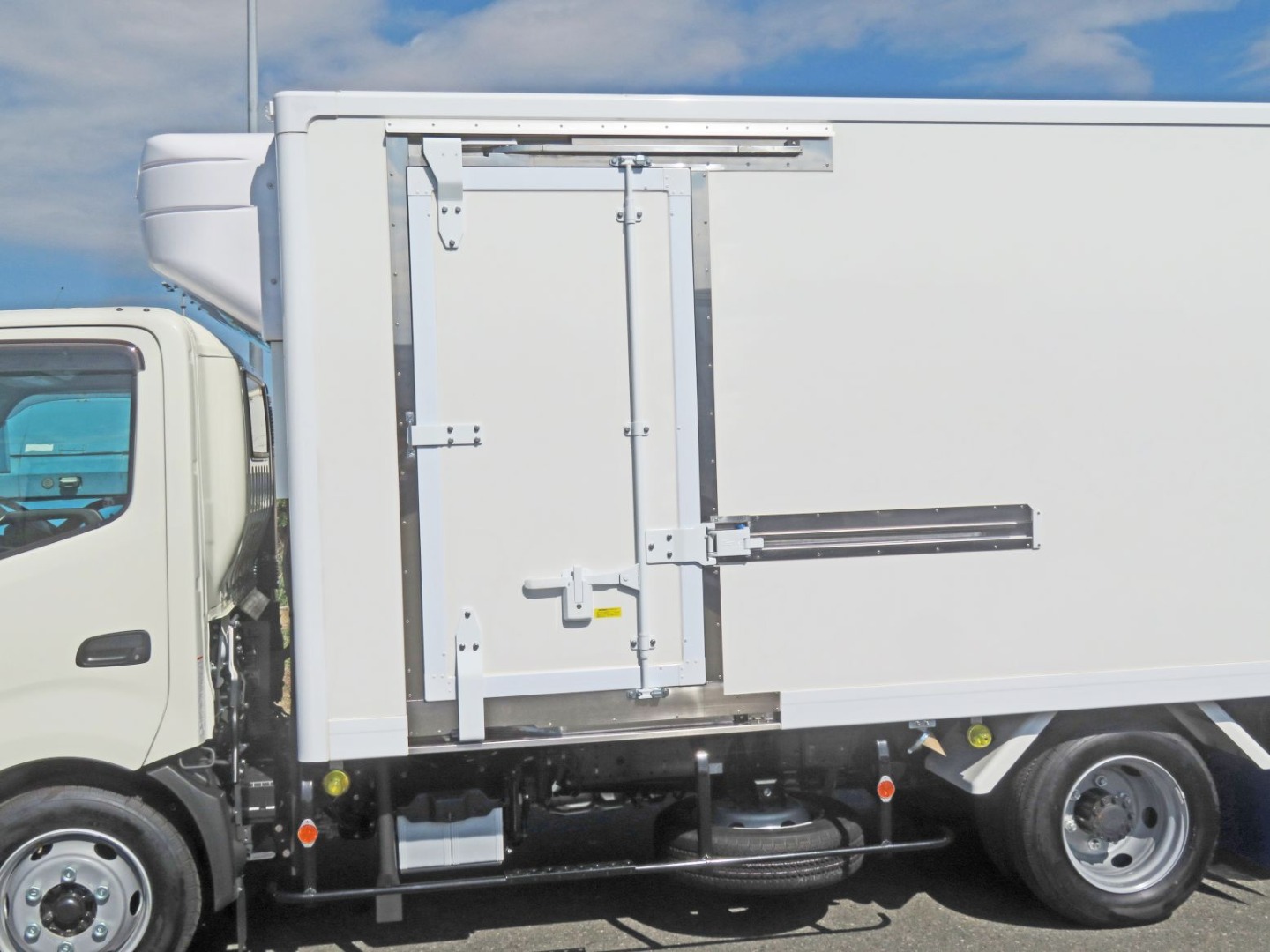 サイドドア付きです。|日野 デュトロ 2WG-XZU713N(2WD)の写真14