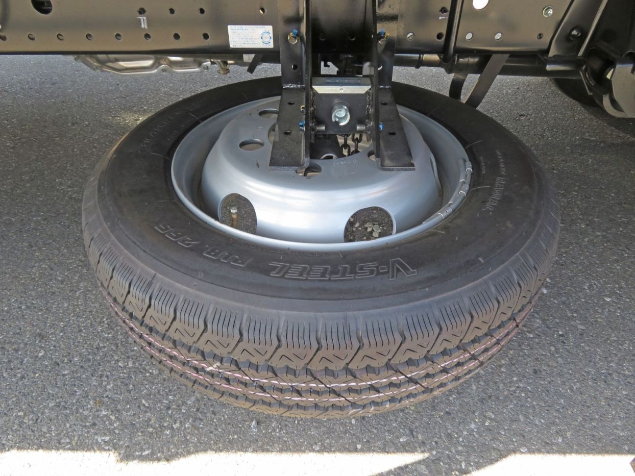 スペアタイヤ付きです。|日野 デュトロ 2WG-XZU713N(2WD)の写真17