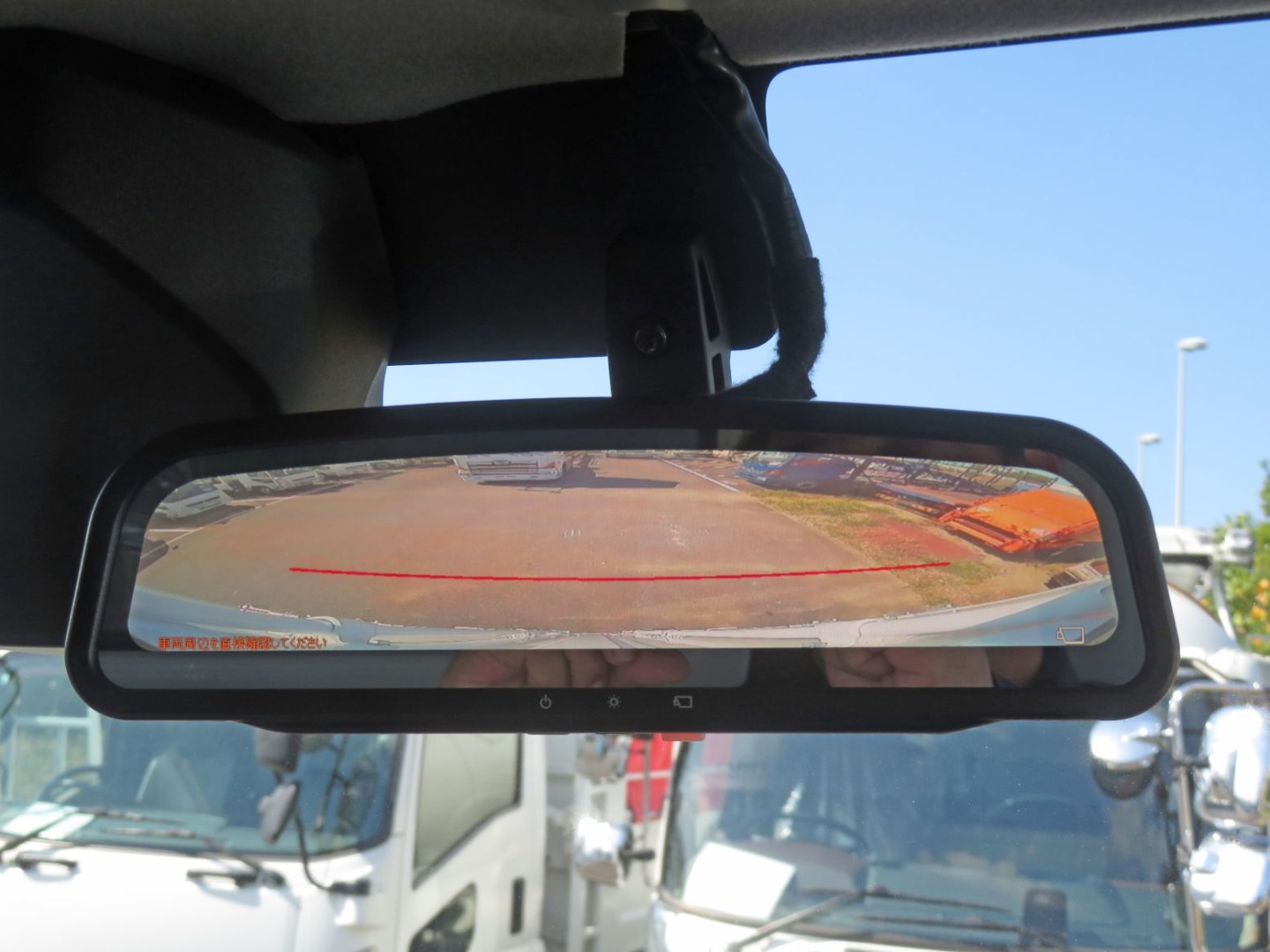 液晶バックモニター付きです。(走行時はルームミラーに戻ります)|日野 デュトロ 2WG-XZU713N(2WD)の写真21