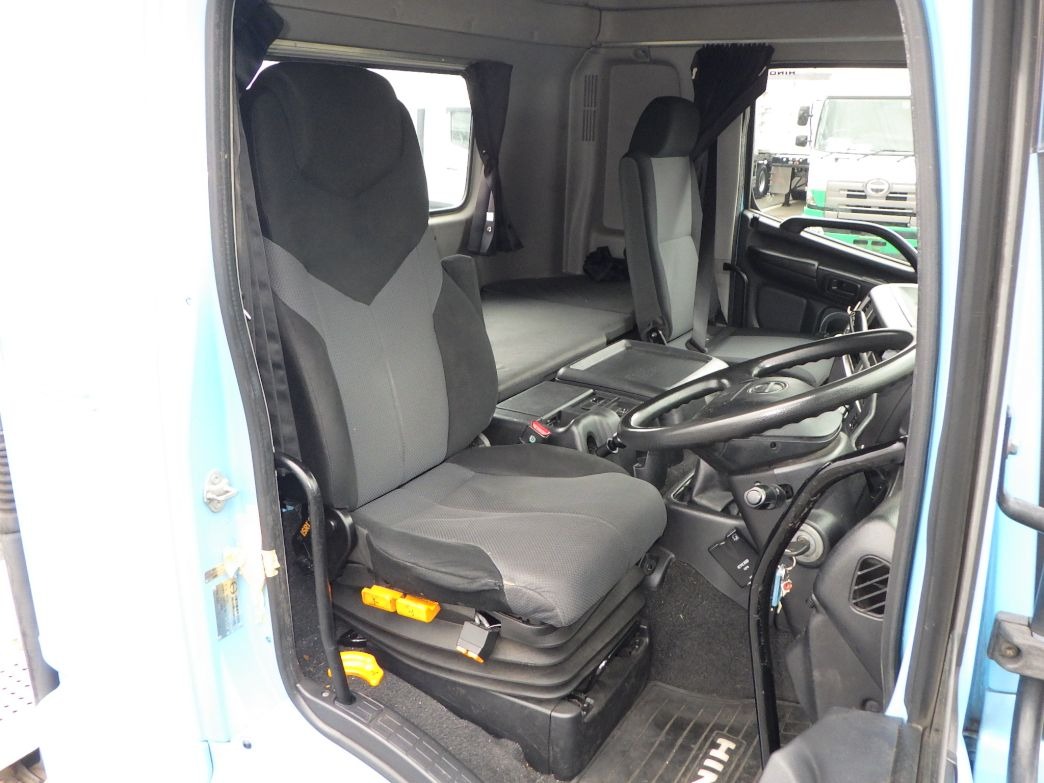 乗車定員は2名です。|日野 プロフィア QPG-SH1EDDGの写真6