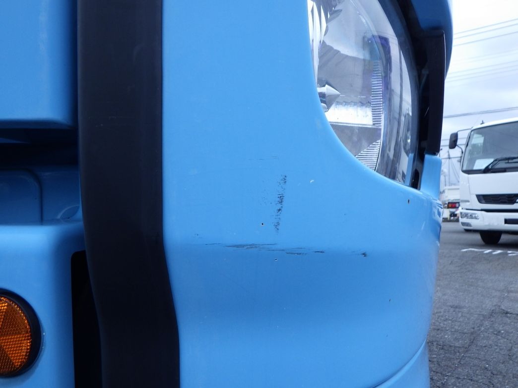 フロントバンパーの運転席側にスレがあります。|日野 プロフィア QPG-SH1EDDGの写真26