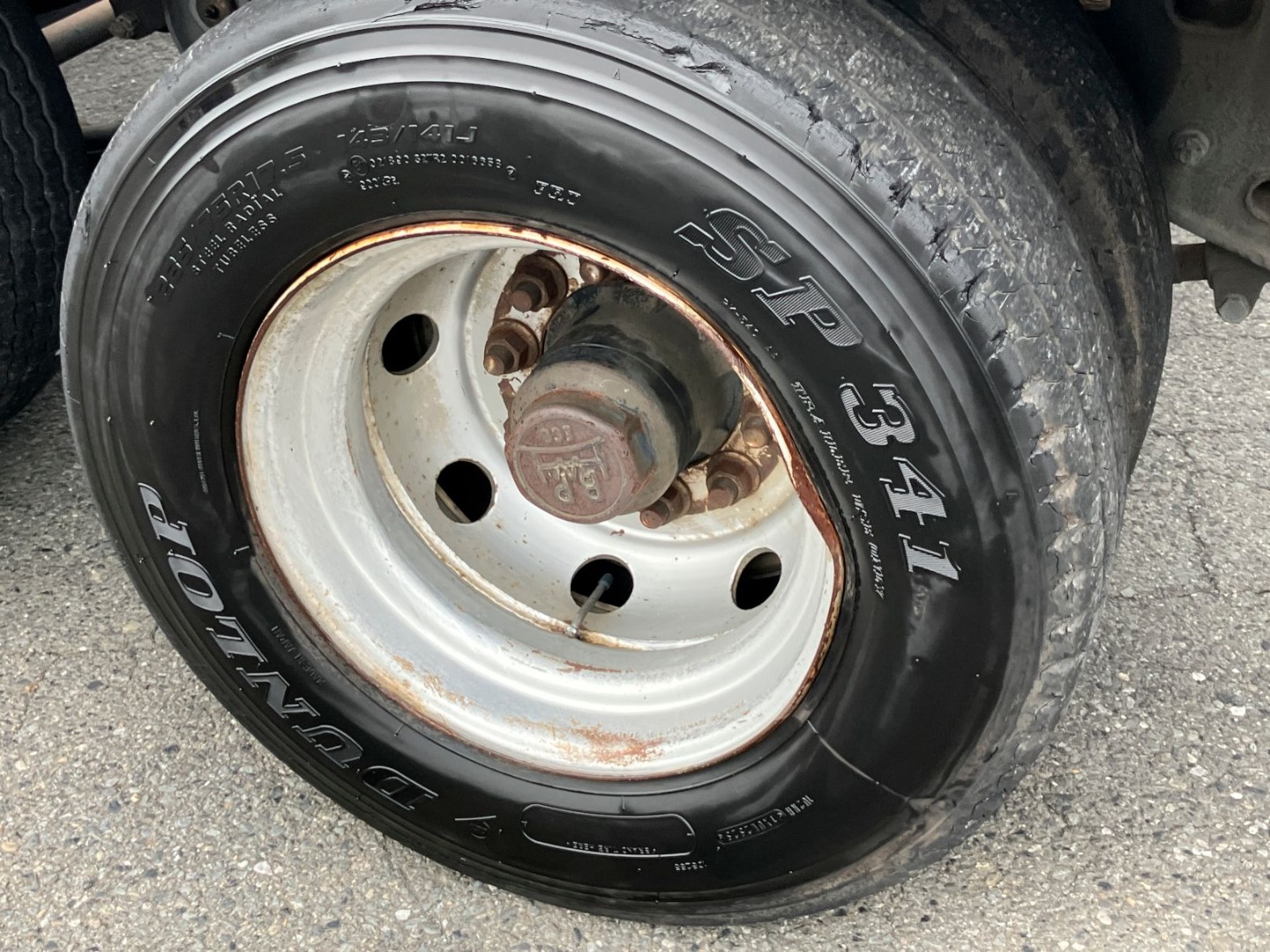 運転席側前軸外側ホイールリムに曲がりがあります。|日通  NT2280改の写真39