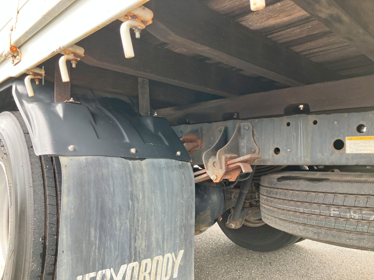 シャシとネタの状態です。ネタは木製です|日野 レンジャー TKG-FC9JKAP(2WD)の写真6