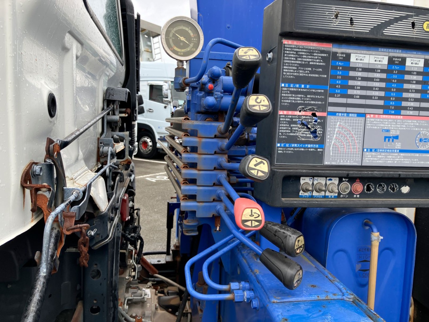 クレーンの操作レバーの状態です。|日野 レンジャー TKG-FC9JKAP(2WD)の写真18