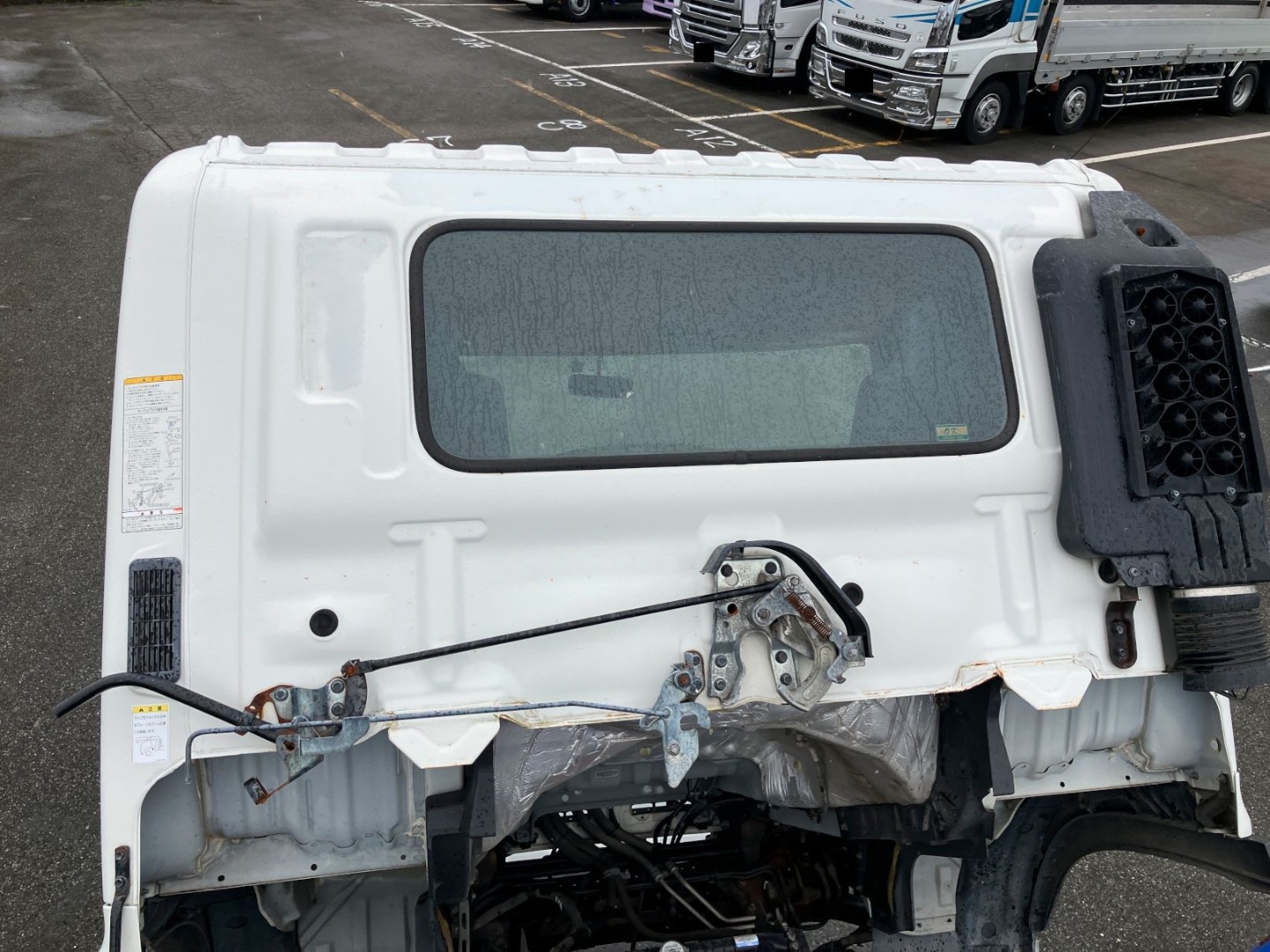 キャブバックにサビ・部分塗装跡があります。|日野 レンジャー TKG-FC9JKAP(2WD)の写真36