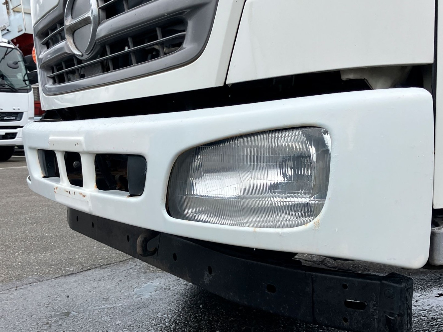 フロントバンパーにキズ・サビ・塗装跡があります。|日野 レンジャー TKG-FC9JKAP(2WD)の写真39