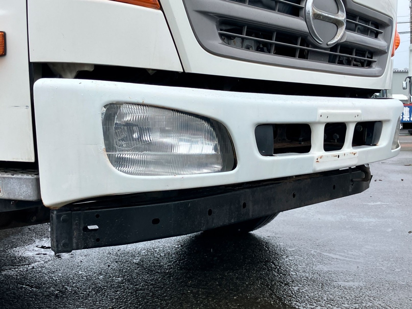 フロントバンパーにキズ・サビ・塗装跡があります。|日野 レンジャー TKG-FC9JKAP(2WD)の写真40