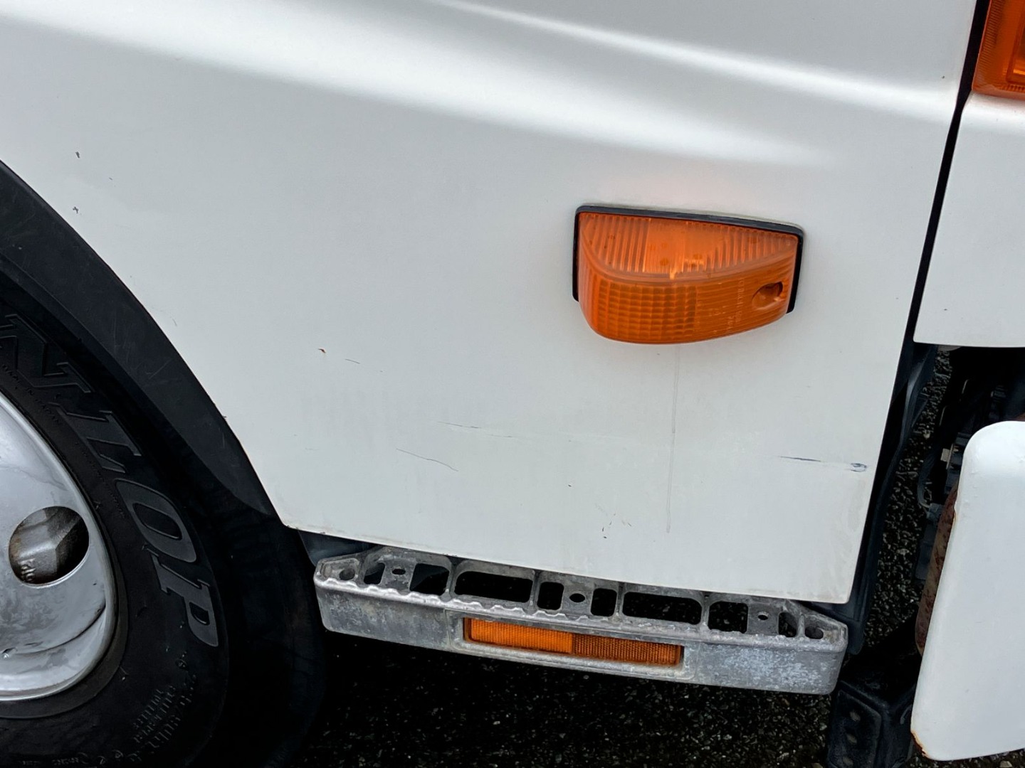 運転席側ドア下部にキズ・凹みがあります。|日野 レンジャー TKG-FC9JKAP(2WD)の写真43
