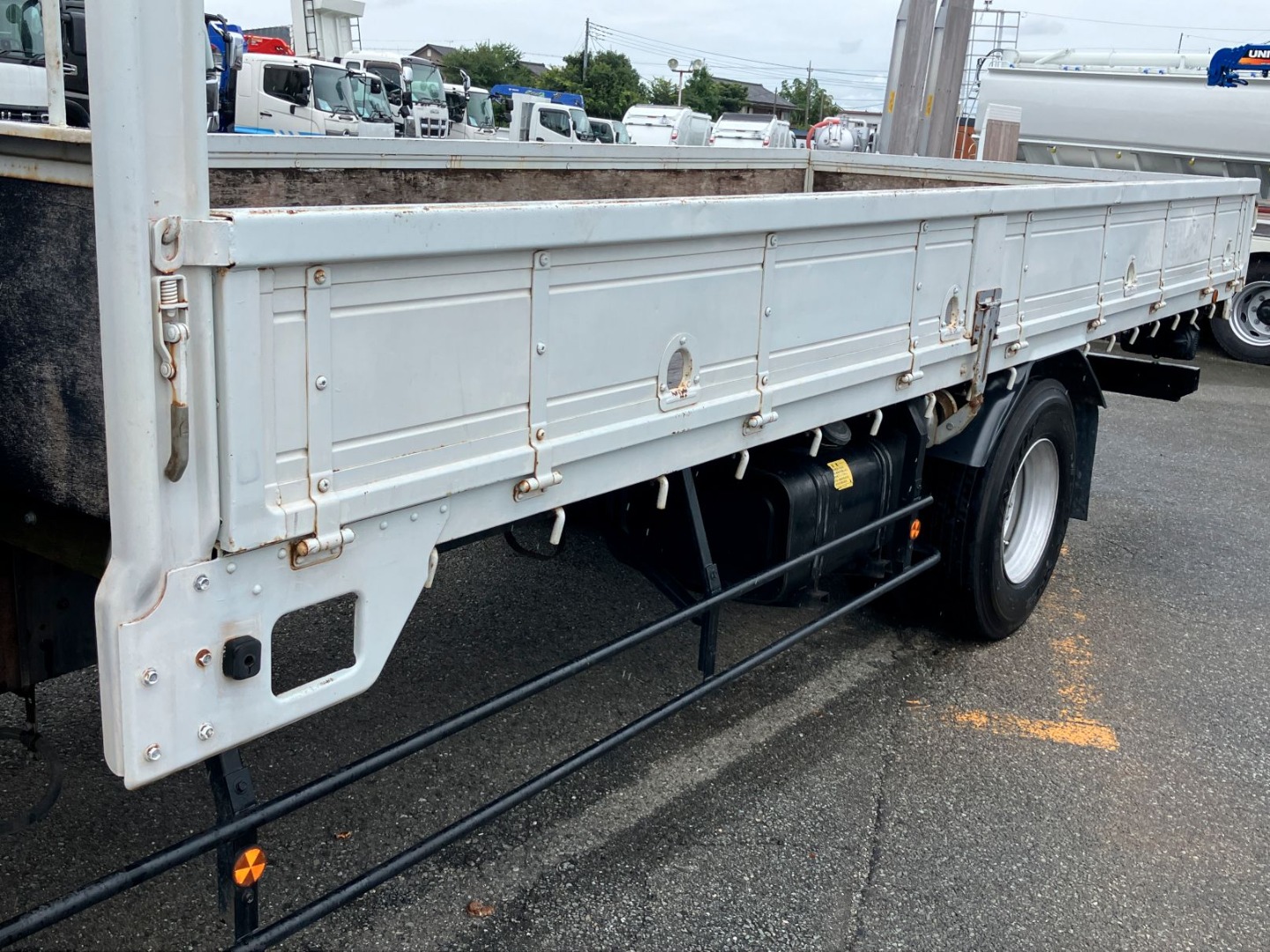 助手席側アオリにキズ・凹み・サビ・刷毛塗装跡があります。|日野 レンジャー TKG-FC9JKAP(2WD)の写真48